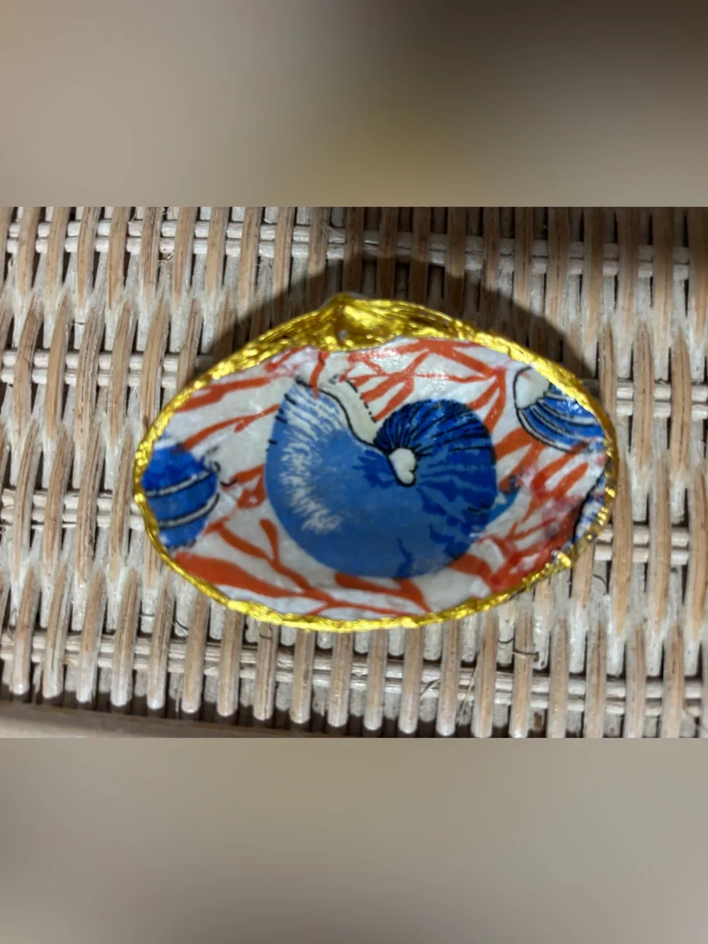 decoupaged Sea shell jewelry holder: blue and red